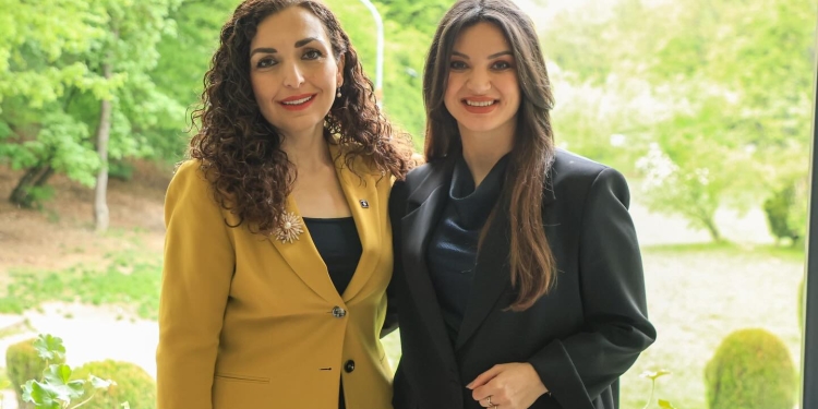 Vjosa Osmani ia “merr” një kuadro Kurtit