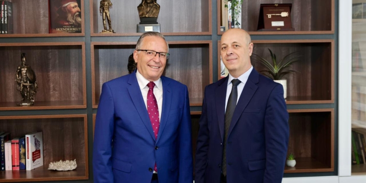 Bedri Hamza prezanton profesor Miftar Kurtin si kandidat të ri të PDK-së për deputet
