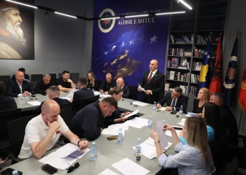 AAK-ja e konfirmon Ardian Gjinin kandidat për kryeministër dhe bartës të listës