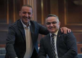 Besnik Tahiri i del në krah Daut Haradinajt pas kërcënimeve: Ndaluni, boll u bë e thirrni mendjes