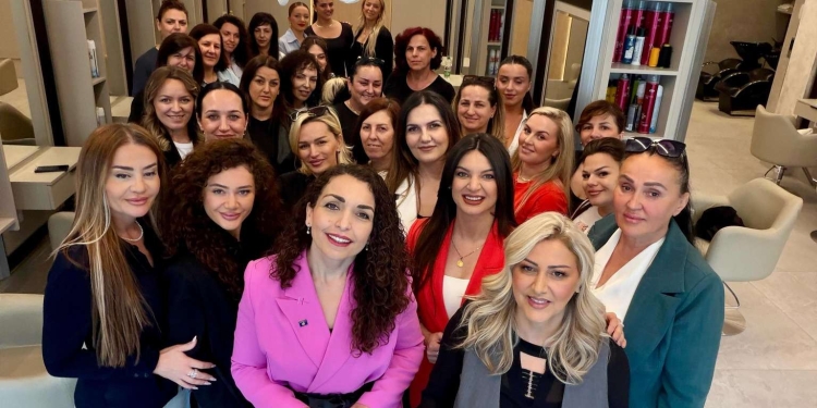 Vjosa Osmani shkon te “frizerka”, ka një mesazh për Konjufcën