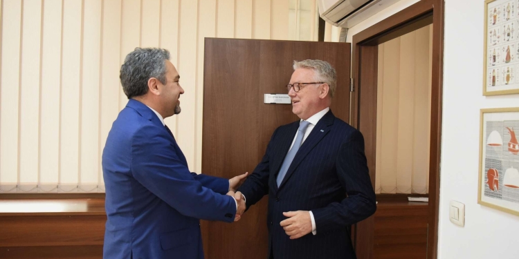 Shefi i OSBE-së takohet me Radoniqin: Zgjedhjet transparente varen nga institucionet e forta