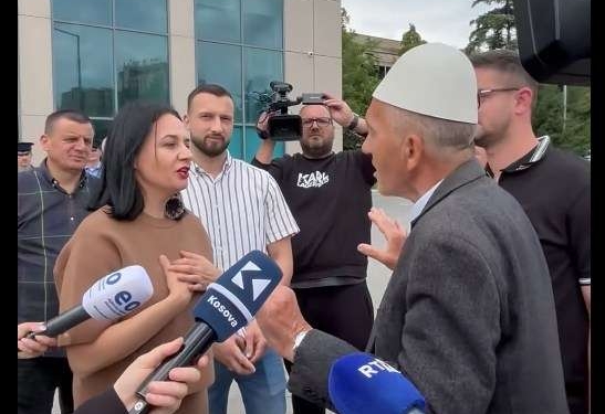 Qytetari i ashpër me ministren Pacolli: S’ta jap dorën, se nuk e fëlliqi dorën