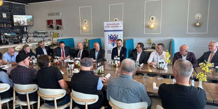Dy kongresistë amerikanë vizitojnë Kosovën pas takimeve në Serbi dhe Bosnje