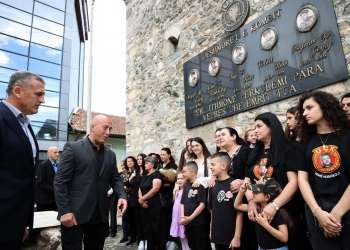 Haradinaj nderon dëshmorët dhe martirët e Deçanit: Burim i patriotëve ndër breza dhe i sakrificës për liri