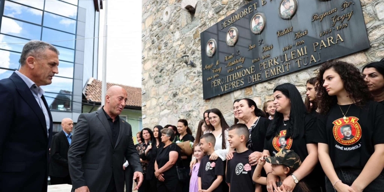 Haradinaj nderon dëshmorët dhe martirët e Deçanit: Burim i patriotëve ndër breza dhe i sakrificës për liri