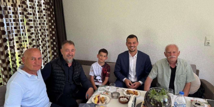 Endrit Thaçi e Sami Lushtaku i shkojnë në vizitë për festën e Bajramit, komandantit Jetullah Geci