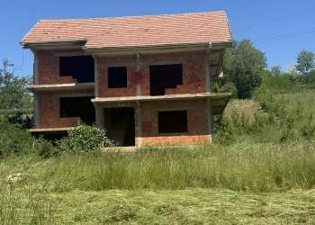 Vasfije Krasniqi viziton shtëpinë ku u dhunua gjatë luftës