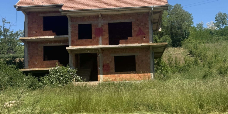 Vasfije Krasniqi viziton shtëpinë ku u dhunua gjatë luftës