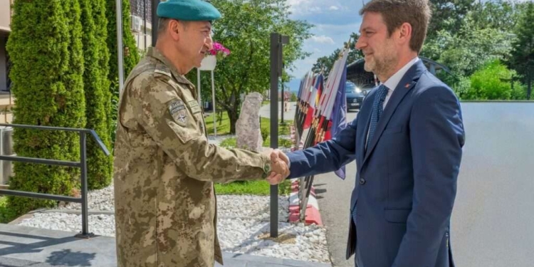 Komandanti i KFOR-it takon Ferit Hoxhën, siguria në Kosovë dhe roli i NATO-s në fokus