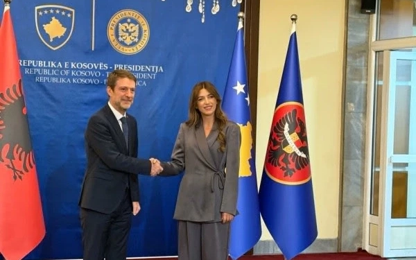 Kryediplomati shqiptar arrin në Presidencë, pritet nga Haxhiu