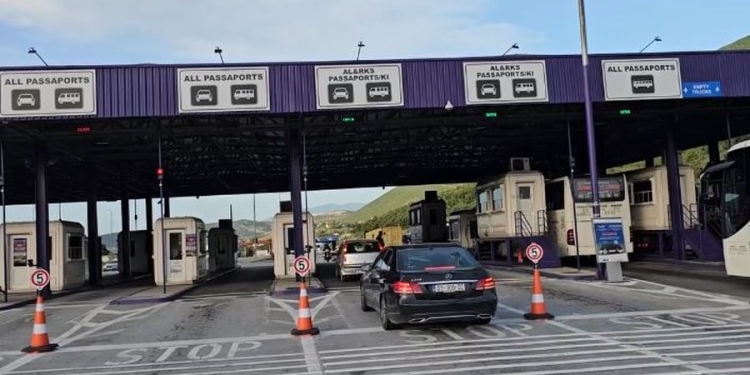 Mbi 60 mijë kosovarë vizituan Shqipërinë gjatë fundjavës së 1 Majit, rikthimi i kalimit pa kontrolle rriti fluksin në kufi