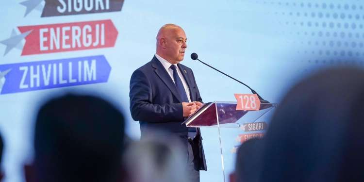 AAK’ja zgjedh Ardian Gjinin kryetar të ri, Haradinaj emërohet kryetar nderi