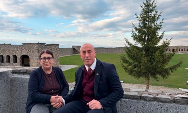 Ramush Haradinaj feston ditëlindjen e nënës, dedikimi i tij prekës në Facebook