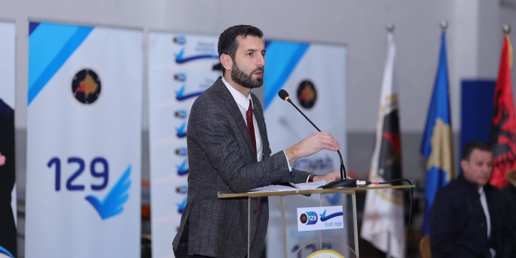 Demhasaj pas fotos së Kurtit me Mickoskin: Përçarësi më i madh i shqiptarëve gjithandej