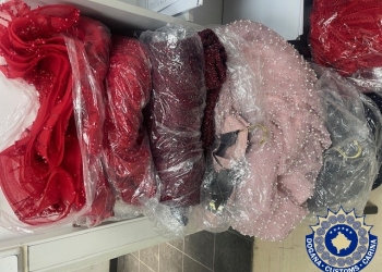 Dogana e Kosovës zbulon mall të padeklaruar në Han të Elezit: 27 fustane solem dhe dy vello