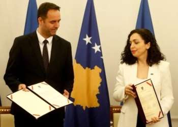 Glauk Konjufca e quan Vjosa Osmanin “frizerkë”