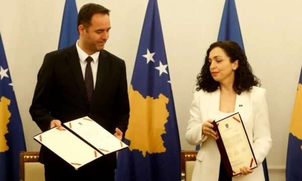 Glauk Konjufca e quan Vjosa Osmanin “frizerkë”