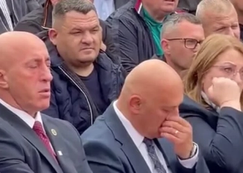 Haradinaj e Gjini s’mund t’i ndalin lotët në përvjetorin e dëshmorëve në Jabllanicë