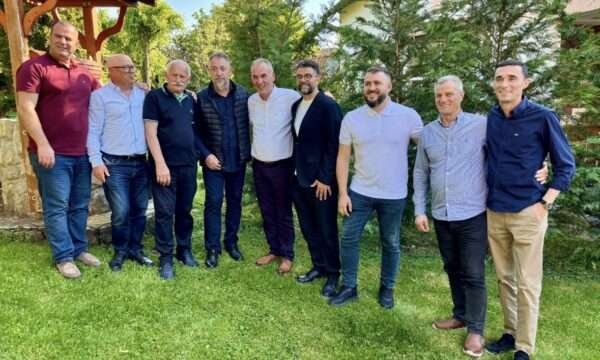 Behrami publikon fotografi me Lushtakun, Limajn e të tjerë: Përhajër Bajrami nga Buroja