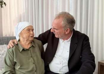 Limaj viziton nënën e Thaçit: Lusim Zotin që festat e ardhshme t’i presim bashkë me bashkëluftëtarët