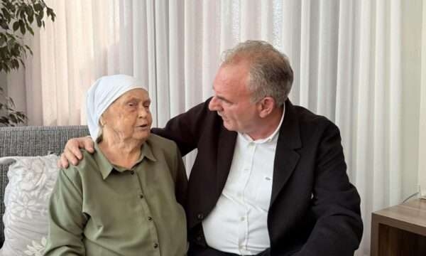 Limaj viziton nënën e Thaçit: Lusim Zotin që festat e ardhshme t’i presim bashkë me bashkëluftëtarët