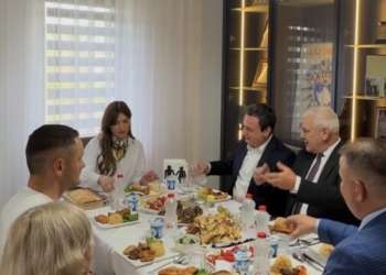 Kurti shkon te familja e heroit Afrim Bunjaku për drekën e Bajramit
