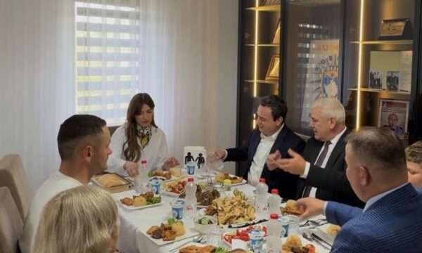 Kurti shkon te familja e heroit Afrim Bunjaku për drekën e Bajramit