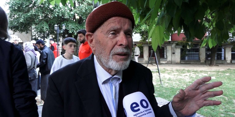 Qytetarët pas faljes së Bajramit bëjnë thirrje për unitet: Politika po na përçan, duhet më shumë paqe e tolerancë
