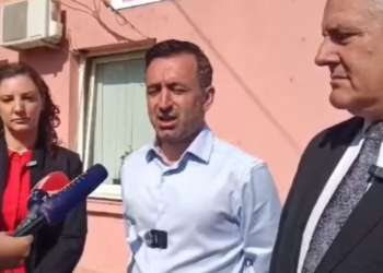 Sveçla, Basha dhe Rizvanolli në Zveçan: Ndërrojnë tabelën ciriliqe në stacion të trenit dhe vendosin flamurin e Kosovës