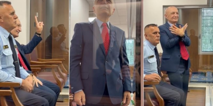 Ilir Meta nga gjyqi përshëndet të pranishmit me dy gishtat lart dhe simbolin e shqiponjës