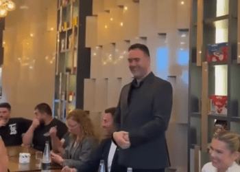 “Frizerka” e Konjufcës, media cak i lehtë i regjimeve që nuk mund ta durojnë të vërtetën