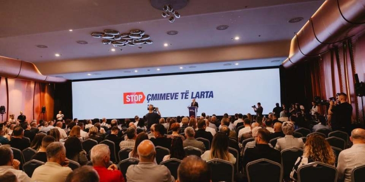 Hamza: Mësuesit meritojnë paga më të larta, dinjitet dhe vlerësim të merituar