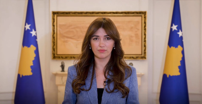 Flamuri dardan nuk shihet në Zyrën e Presidencës, a e largoi Albulena Haxhiu?