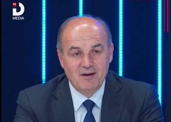 Moderatorja e pyet direkt Enver Hoxhaj – Pse po hani pasul gjatë fushatës, a jeni mbet pa pare?