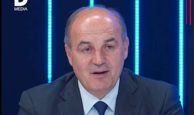 Moderatorja e pyet direkt Enver Hoxhaj – Pse po hani pasul gjatë fushatës, a jeni mbet pa pare?