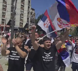 Maturantë serbë në Mitrovicë thërrasin “Kosova është zemra e Serbisë”