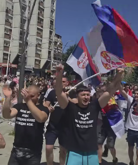 Maturantë serbë në Mitrovicë thërrasin “Kosova është zemra e Serbisë”