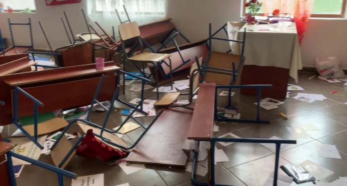 E tmerrshme: Nxënësit shkatërrojnë klasën e shkollës
