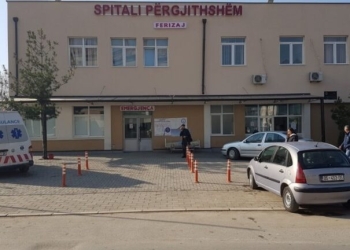 Spitali i Ferizajt jep detaje: Dera e tualetit u hap pas presionit nga stafi mjekësor, foshnja u gjet në kosh të bërllokut