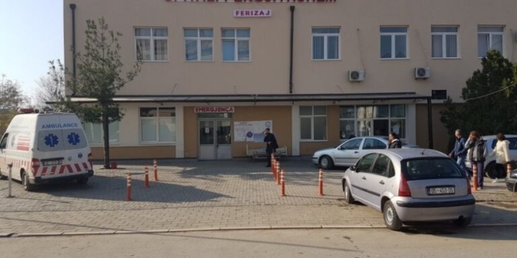 Spitali i Ferizajt jep detaje: Dera e tualetit u hap pas presionit nga stafi mjekësor, foshnja u gjet në kosh të bërllokut