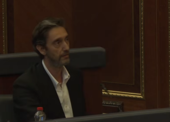 Uran Ismaili: Dejona Mihali kontrollon jetën parlamentare të deputetëve të VV-së që zgjidhen nga populli