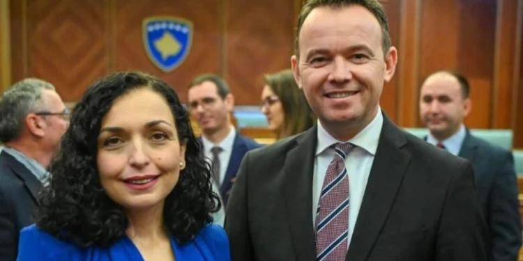 Peci këshillon ata që u larguan nga Guxo e shkuan te Vjosa Osmani: Mos i jepni zor