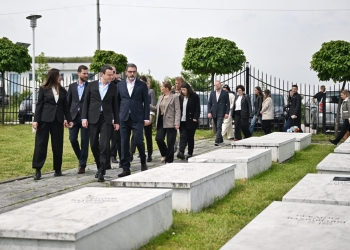 Kurti bën homazhe te varrezat e martirëve dhe dëshmorëve në Çabrat të Gjakovës