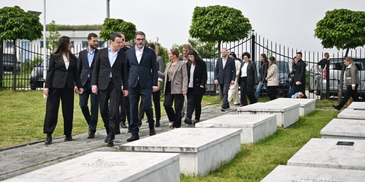 Kurti bën homazhe te varrezat e martirëve dhe dëshmorëve në Çabrat të Gjakovës