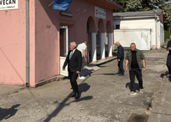 Hiqet tabela në gjuhën serbe nga objekti hekurudhor në Zveçan, vendoset flamuri i Kosovës