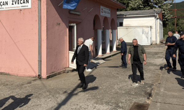 Hiqet tabela në gjuhën serbe nga objekti hekurudhor në Zveçan, vendoset flamuri i Kosovës
