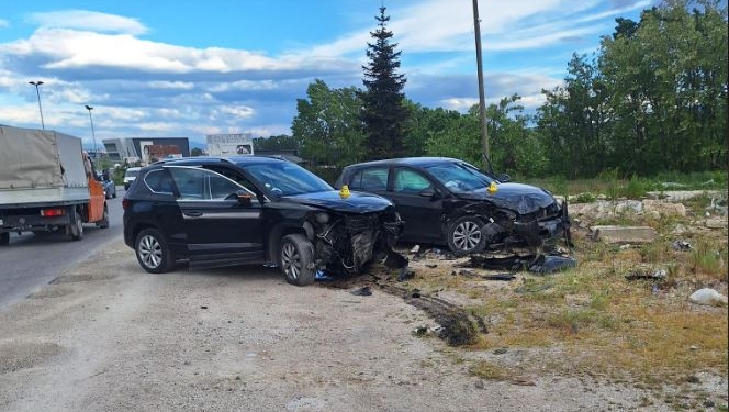 Aksident mes dy veturave në rrugën Prishtinë–Mitrovicë, lëndohen katër persona – jashtë rrezikut për jetë