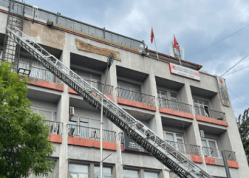Bie fasada nga objekti i OVL UÇK-së në Prishtinë
