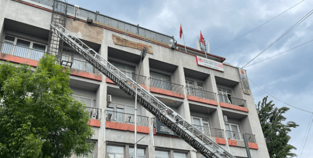 Bie fasada nga objekti i OVL UÇK-së në Prishtinë